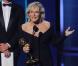 Simon Baker remet un Emmy Award à Glenn Close (septembre 2009)