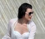 Milla Jovoviche et son mari Paul Anderson se détendent en vacances à Los Cabos au Mexique le 5 janvier 2010