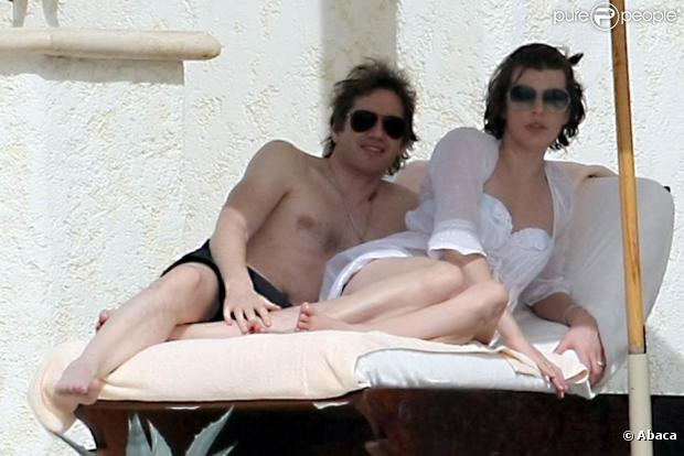 Milla Jovoviche et son mari Paul Anderson se détendent en vacances à Los Cabos au Mexique le 5 janvier 2010