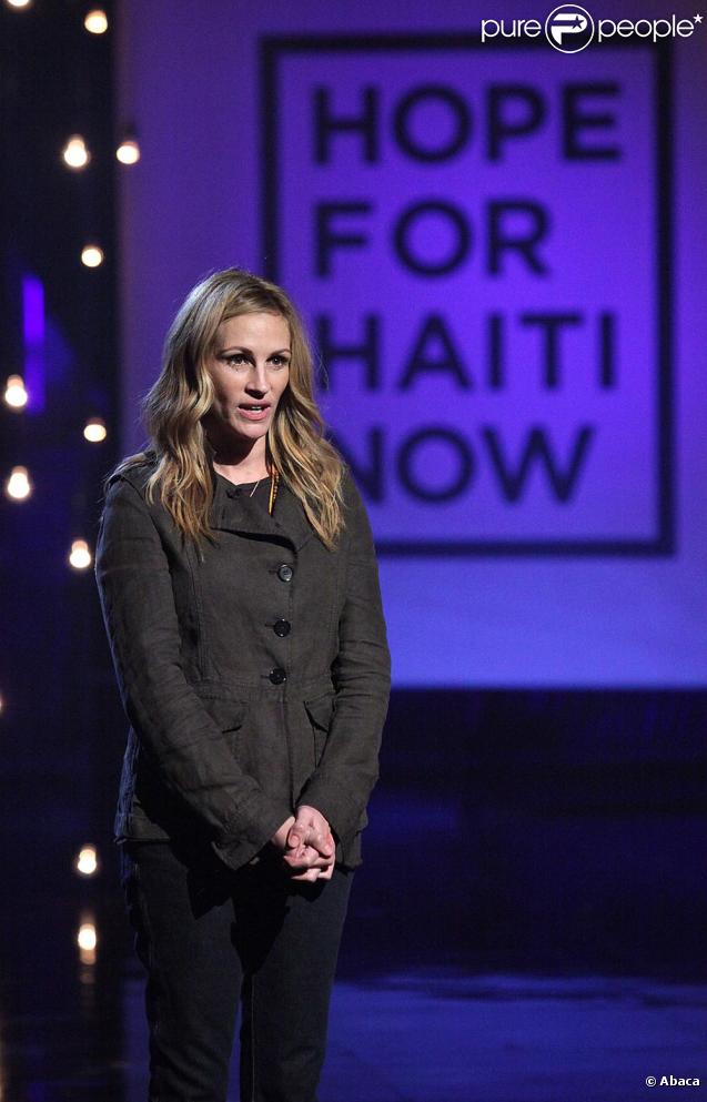 Julia Roberts à Los Angeles pendant le Téléthon pour Haïti organisé le 22 janvier par George Clooney et Wyclef Jean.