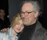 Drew Barrymore et Steven Spielberg à Los Angeles pendant le Téléthon pour Haïti organisé le 22 janvier par George Clooney et Wyclef Jean.