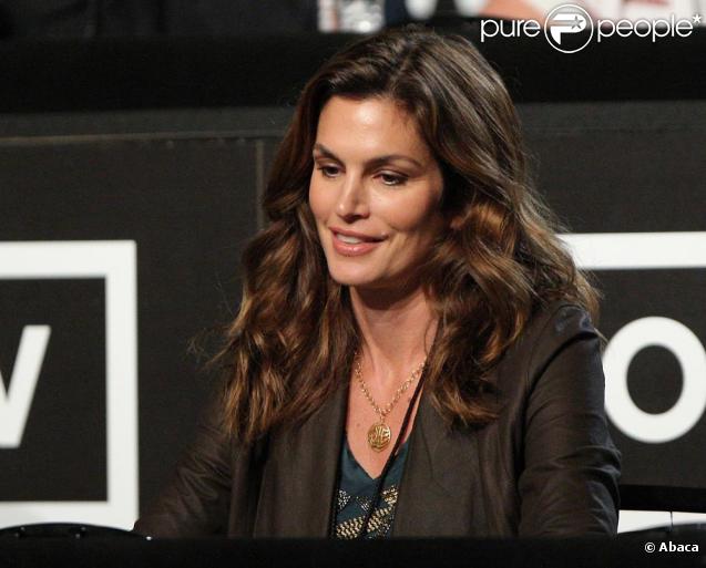 Cindy Crawford à Los Angeles pendant le Téléthon pour Haïti organisé le 22 janvier par George Clooney et Wyclef Jean.