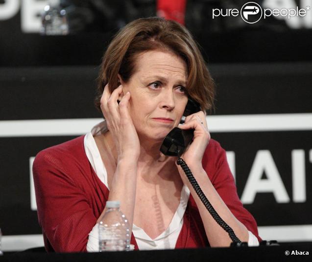 Sigourney Weaver à Los Angeles pendant le Téléthon pour Haïti organisé le 22 janvier par George Clooney et Wyclef Jean.