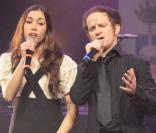Olivia Ruiz et Mathias Malzieu à l'occasion du concert  Un dimanche pour Haïti , qui s'est déroulé au Bataclan, à Paris, le 24 janvier 2010.