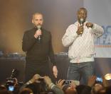 Omar et Fred à l'occasion du concert  Un dimanche pour Haïti , qui s'est déroulé au Bataclan, à Paris, le 24 janvier 2010.