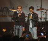 Elie Semoun et Jamel Debbouze à l'occasion du concert  Un dimanche pour Haïti , qui s'est déroulé au Bataclan, à Paris, le 24 janvier 2010.