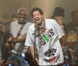 JoeyStarr et Kassav' à l'occasion du concert  Un dimanche pour Haïti , qui s'est déroulé au Bataclan, à Paris, le 24 janvier 2010.