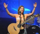Vidéo de la chanteuse Anaïs lors de sa participation au concert  Un dimanche pour Haïti , au Bataclan, à Paris, le 24 janvier 2010.
