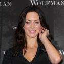 La divine Emily Blunt toutes gambettes dehors... prête à se faire dévorer par le sauvage Benicio Del Toro !