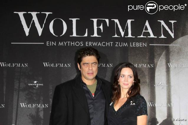 Emily Blunt et Benicio Del Toro, à l'occasion du photocall de  Wolfman , dans l'enceinte de l'Hotel Adlon de Berlin, le 25 janvier 2010.