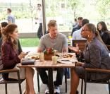  Jessica Biel et Queen Latifah entourant Eric Dane dans Valentine's Day 