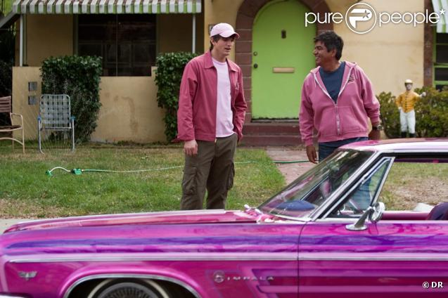 Ashton Kutcher et George Lopez dans Valentine's Day