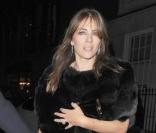 Elizabeth Hurley et Arun Nayar sortant du restaurant Cipriani à Londres, le 25 janvier 2010