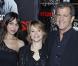Mel Gibson et sa compagne Oksana Grigorieva avec Jodie Foster, à l'occasion de l'avant-première de Hors de Contrôle , qui s'est tenue au Graumann's Chinese Theatre de Los Angeles, le 26 janvier 2010.