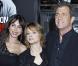 Mel Gibson et sa compagne Oksana Grigorieva avec Jodie Foster, à l'occasion de l'avant-première de Hors de Contrôle , qui s'est tenue au Graumann's Chinese Theatre de Los Angeles, le 26 janvier 2010.
