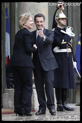 Nicolas Sarkozy accueille Hillary Clinton sur le perron de l'Elysée le 29 janvier 2010