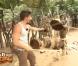 Mickaël Vendetta, en immersion au sein d'une tribu zoulou, a plutôt l'air de prendre cette excursion comme un divertissement que comme une expérience enrichissante. Dommage !