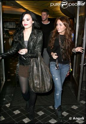 Miley Cyrus et son boyfriend, Liam Hemsworth, et Demi Lovato sortent dîner à Los Angeles, le 2 février 2010