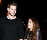 Miley Cyrus et son boyfriend, Liam Hemsworth, et Demi Lovato sortent dîner à Los Angeles, le 2 février 2010