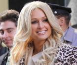 Paris Hilton a laissé troqué sa robe rose contre une plus sobre de couleur beige à la sortie du Levi\'s Store de Lexington Avenue à New York le 4 février 2010