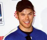 Kellan Lutz à l'occasion du 4e Celebrity Beach Bowl, à South Beach, à Miami, le 6 février 2010.