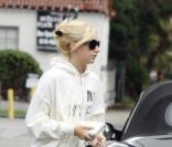 Samedi 6 février, Ashley Tisdale brave la pluie pour s'offrir un café au Starbucks du coin.