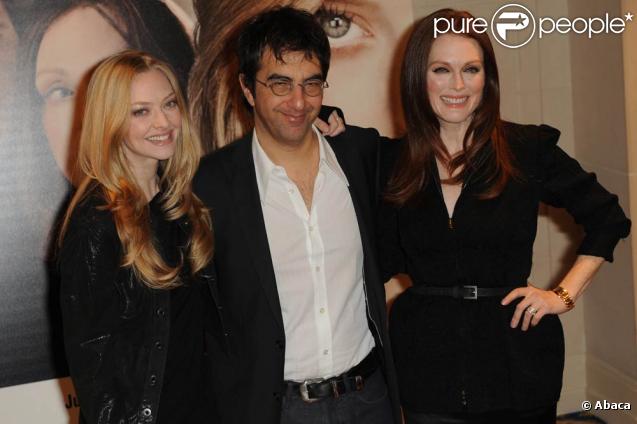 Atom Egoyam, Amanda Seyfried et Julianne Moore, lundi 8 février, à l'hôtel George V, à Paris, venus présenter leur nouveau film  Chloe .