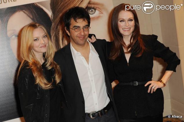 Atom Egoyam, Amanda Seyfried et Julianne Moore, lundi 8 février, à l'hôtel George V, à Paris, venus présenter leur nouveau film  Chloe .