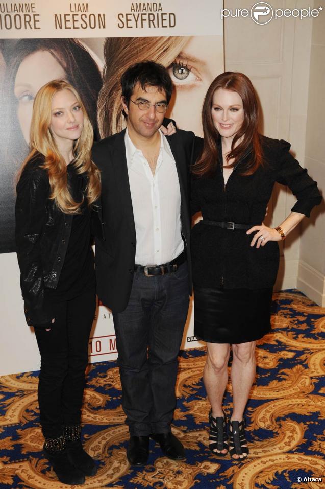 Atom Egoyam, Amanda Seyfried et Julianne Moore, lundi 8 février, à l'hôtel George V, à Paris, venus présenter leur nouveau film  Chloe .