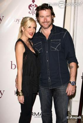 Tori Spelling, plus en forme, et Dean McDermott au 7ème anniversaire de la boutique Belle Gray à Sherman Oaks le 12 février 2010