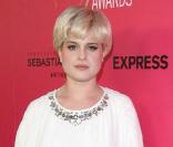 La métamorphose de Kelly Osbourne : Le 11 octobre 2009, la star commence à fondre petit à petit et opte pour un look noir et blanc ravissant !  