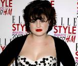 La métamorphose de Kelly Osbourne : En Février 2007, Kelly semble avoir pris beaucoup de poids mais affiche ses formes et ses rondeurs dans une robe bustier ! 