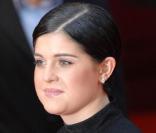 La métamorphose de Kelly Osbourne : Le 21 juillet 2008, Kelly affiche un visage très gonflé. Et cette coupe de cheveux plaquée au gel ne la met pas forcément à son avantage !  