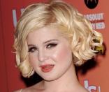 La métamorphose de Kelly Osbourne : En avril 2006, Kelly semble avoir perdu un peu de poids (et de poitrine) et affiche son joli minois !  