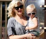 Gwen Stefani entourée de ses enfants prend le soleil à Los Angeles. Le 15/02/10
