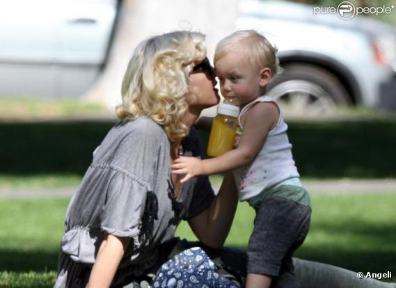 Gwen Stefani entourée de ses enfants prend le soleil à Los Angeles. Le 15/02/10