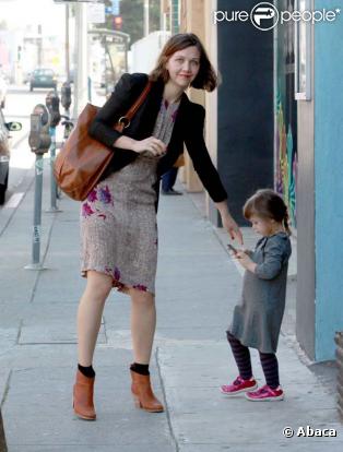 Maggie Gyllenhaal, son mari Peter Sarsgaard et leur petite Ramona dans les rues de Los Angeles, février 2010 ! 
