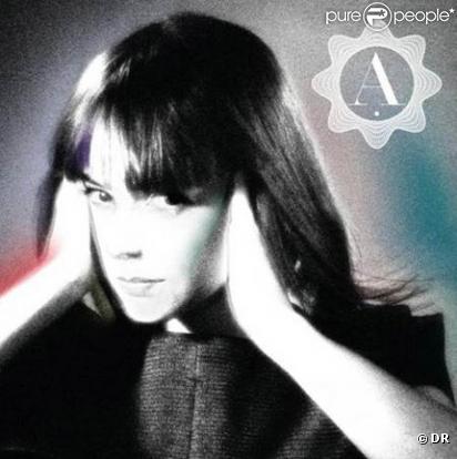En attendant de livrer Une Enfant du Siècle, son quatrième album, Alizée en a dévoilé le premier single :  Les Collines (Never leave you)