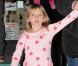 Leni, 6 ans, a tout compris à la mode comme sa maman Heidi Klum (et fille adoptive de Seal) : st légante dans sa ravissante robe rose à pois, elle est une future graine de mannequin ! 