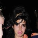Quand Amy Winehouse fait l'amour à la caméra, toute poitrine dehors ! C'est drôle... mais pas très sexy !