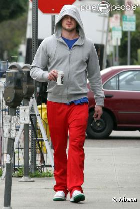 Eric Dane retire son pull à la sortie de son cours de gym à West Hollywood le 24 février 2010  