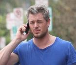 Eric Dane retire son pull à la sortie de son cours de gym à West Hollywood le 24 février 2010  