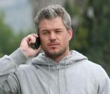 Eric Dane retire son pull à la sortie de son cours de gym à West Hollywood le 24 février 2010  