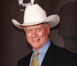 Larry Hagman rencontre Oona Chaplin, star de la comédie musicale  Dance of the Vampires , lors de la première du spectacle, le 25 février à Stuttgart.