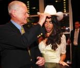 Larry Hagman rencontre Oona Chaplin, star de la comédie musicale  Dance of the Vampires , lors de la première du spectacle, le 25 février à Stuttgart.
