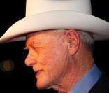Larry Hagman rencontre Oona Chaplin, star de la comédie musicale  Dance of the Vampires , lors de la première du spectacle, le 25 février à Stuttgart.