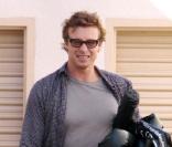 Simon Baker vidant le garage de sa maison de Malibu