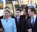 Carla, Nicolas Sarkozy, Dmitri Medvedev et son épouse arrivent au musée du Louvre. 02/03/2010