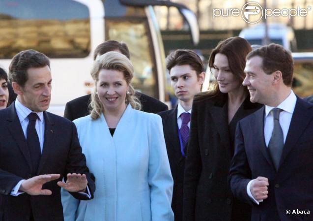 Carla, Nicolas Sarkozy, Dmitri Medvedev et son épouse arrivent au musée du Louvre. 02/03/2010