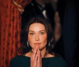 Carla Bruni, ravissante et discrète au prestigieux dîner d'Etat, à l'Elysée. Elle a reçu, avec Nicolas Sarkozy, Dmitri Medvedev et son épouse Svetlana. 02/03/2010